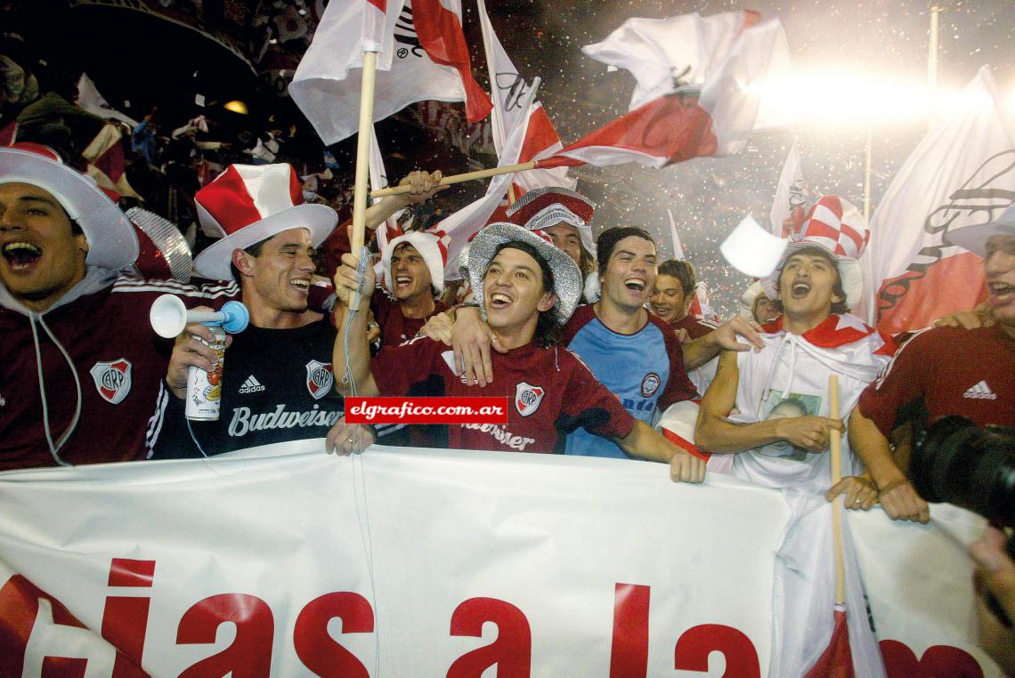 Imagen Festejo con Tula, Garcé y Lucho González en Clausura 04. “Aunque tuviera el pase en mi poder y ofertas todos los años para volver a Europa, renovaba en River, buscaba la gloria deportiva”.