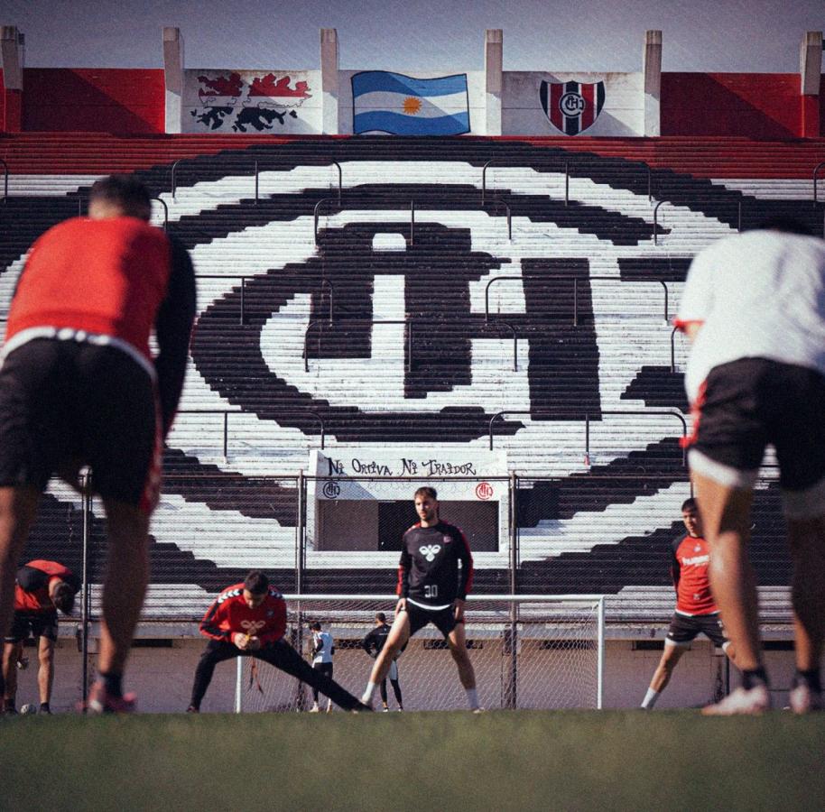 Imagen Los jugadores de Chacarita, destrozados por su presidente tras perder con Almirante Brown.