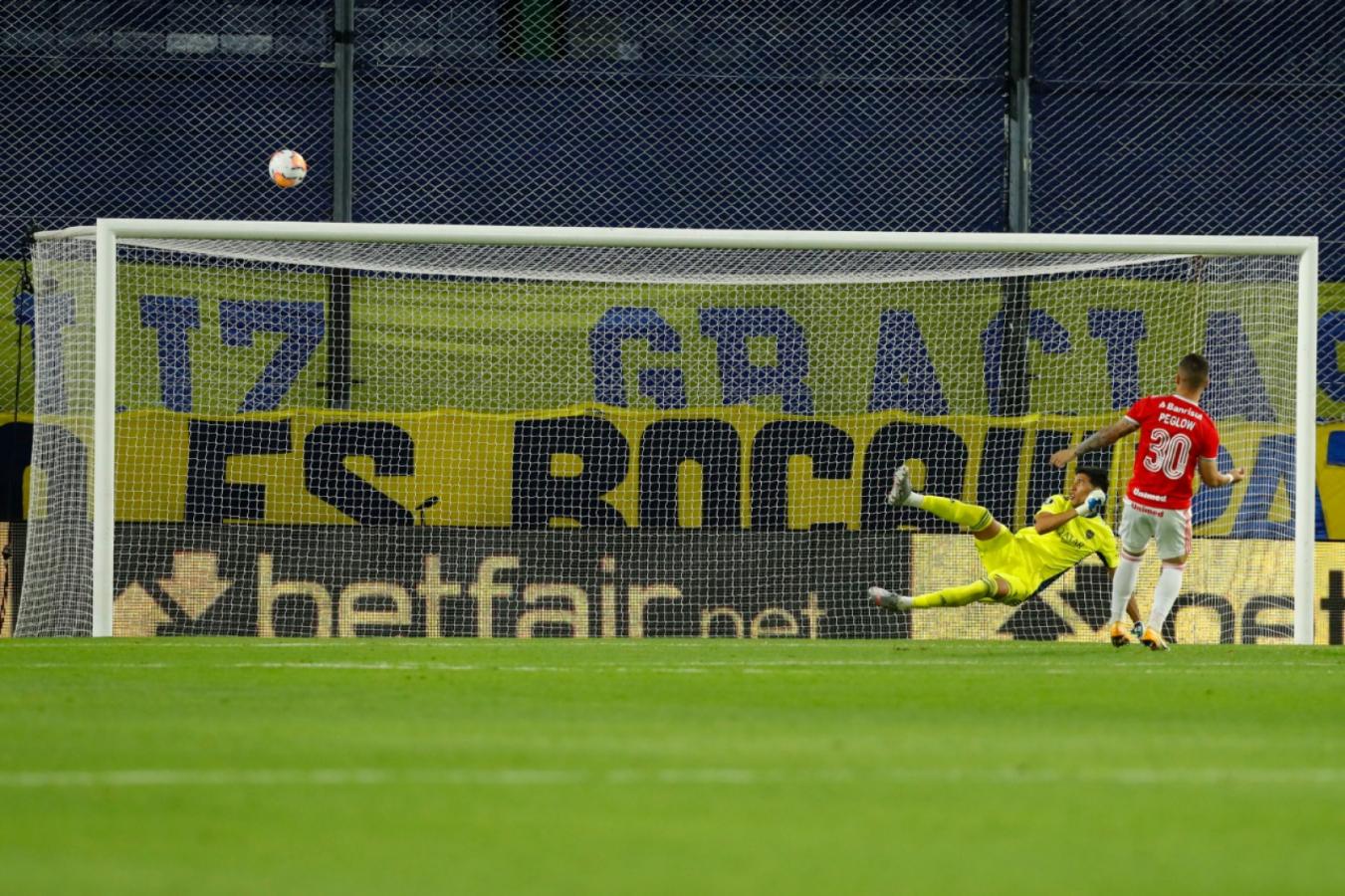 Imagen Peglow marra el disparo, Boca está en cuartos.