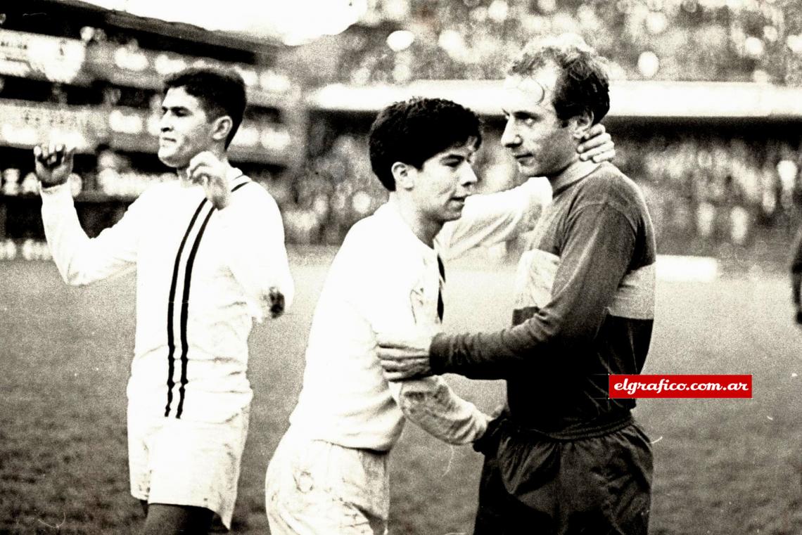 Manuel Rojas saluda a su rival.