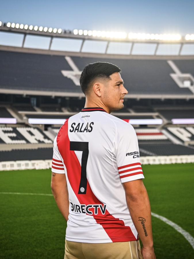 Imagen El repentino paso de Salas a River enojó mucho a los hinchas de Racing.