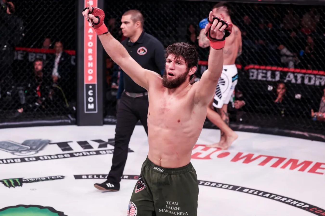 Imagen Timur Khizriev, luchador de MMA, pelea por su vida.