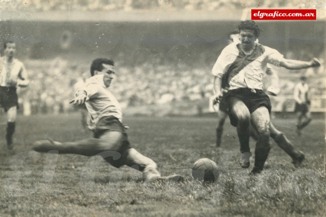 Imagen Pedro Dellacha a punto de cruzar el ataque de Angel Labruna en un River Racing de mediados de los ’50, ninguno se guarda nada. Dos inmortales del futbol argentino.