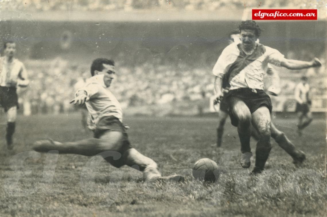 Pedro Dellacha a punto de cruzar el ataque de Angel Labruna en un River Racing de mediados de los ’50, ninguno se guarda nada. Dos inmortales del futbol argentino.