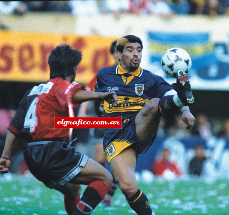Imagen El 7 de octubre de 1995. Diego Maradona vuelve al futbol argentino y a Boca. Fue triunfo frente a Colón 1-0.