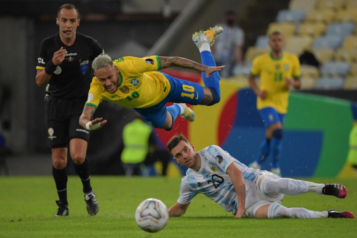 La durísima entrada de Lo Celso contra Neymar. Por momentos el brasileño se hizo imparable.