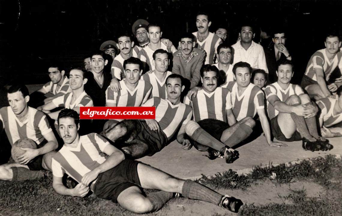 Imagen Listos ya para entrar a la cancha, los jugadores del equipo argentino, titulares y suplentes, asisten a los últimos minutos del match entre uruguayos y bolivianos. Entre nuestros compatriotas se ve al uruguayo Schubert Gambetta, que había salido del field. 