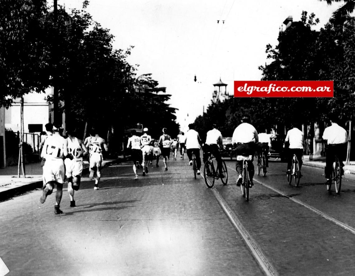 Imagen Varias decenas de corredores son acompañados y fiscalizados por un grupo importante de ciclistas. Estos con la misión de asistir a los competidores y advertir sobre irregularidades.