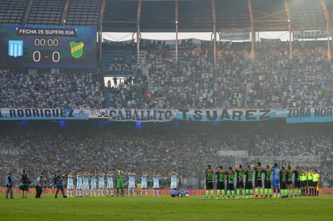 Imagen El Campeón y el subcampeón también formaron parte del minuto de silencio en homenaje a las personas que padecen autismo, es por eso que tapan sus oídos. Gran gesto.