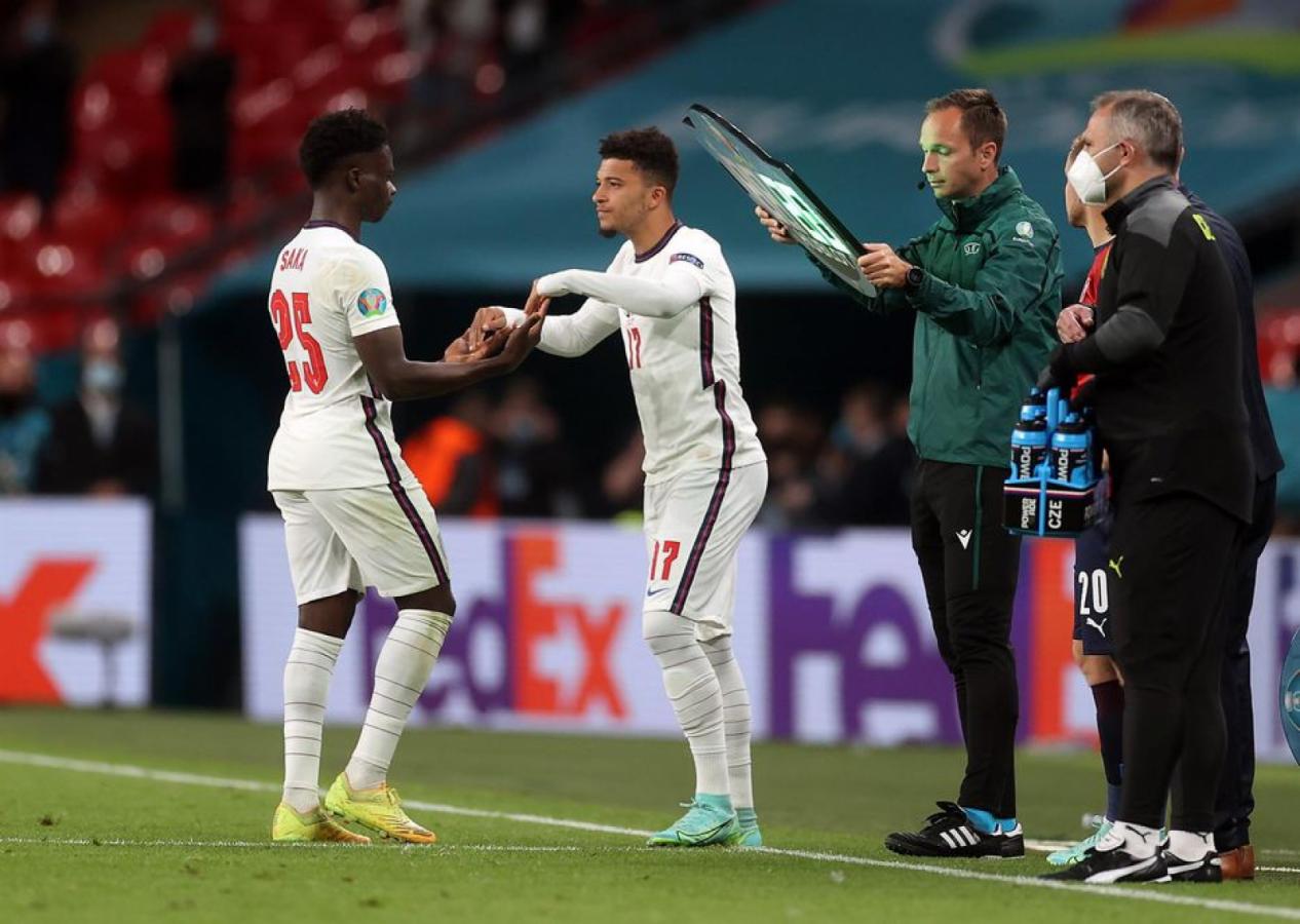 Imagen Jadon Sancho ingresando por Saka, en la actual Euro 2020 en el estadio de Wembley.