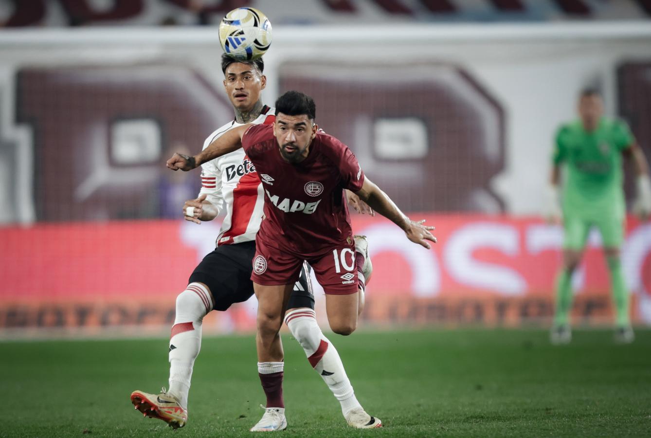 Imagen Rivero disputa el balón con Marcelino Moreno. El defensor de River jugó un gran partido. Fotobaires.