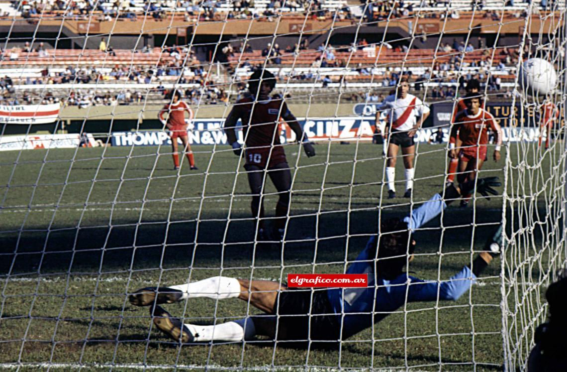 Imagen Atajándole un penal a Maradona en 1980. “ Maradona es el mejor del mundo, van a pasar veinte años hasta que aparezca uno como él”.