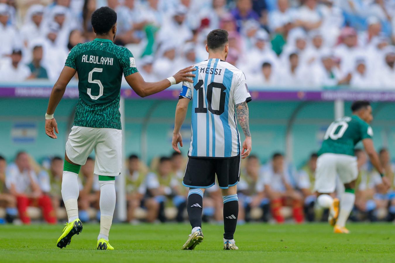 Imagen Ali Albulayhi provocó a Messi en el debut (Odd ANDERSEN / AFP)