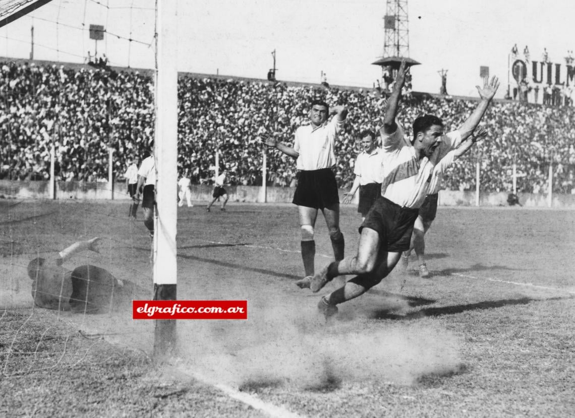 Imagen 1937. La famosa foto del festejo del "Charro"Moreno frente a Racing de 1937.