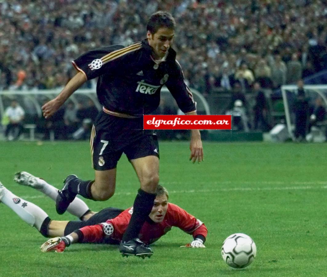 Imagen Raúl ya eludió a Cañizares y va camino al tercer gol. El Real fue muy superior al Valencia y fue el dueño absoluto de la noche de París.