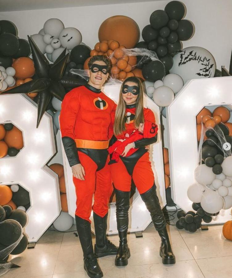 Imagen Alejandro Garnacho, su esposa y su hijito, como Los Increíbles.