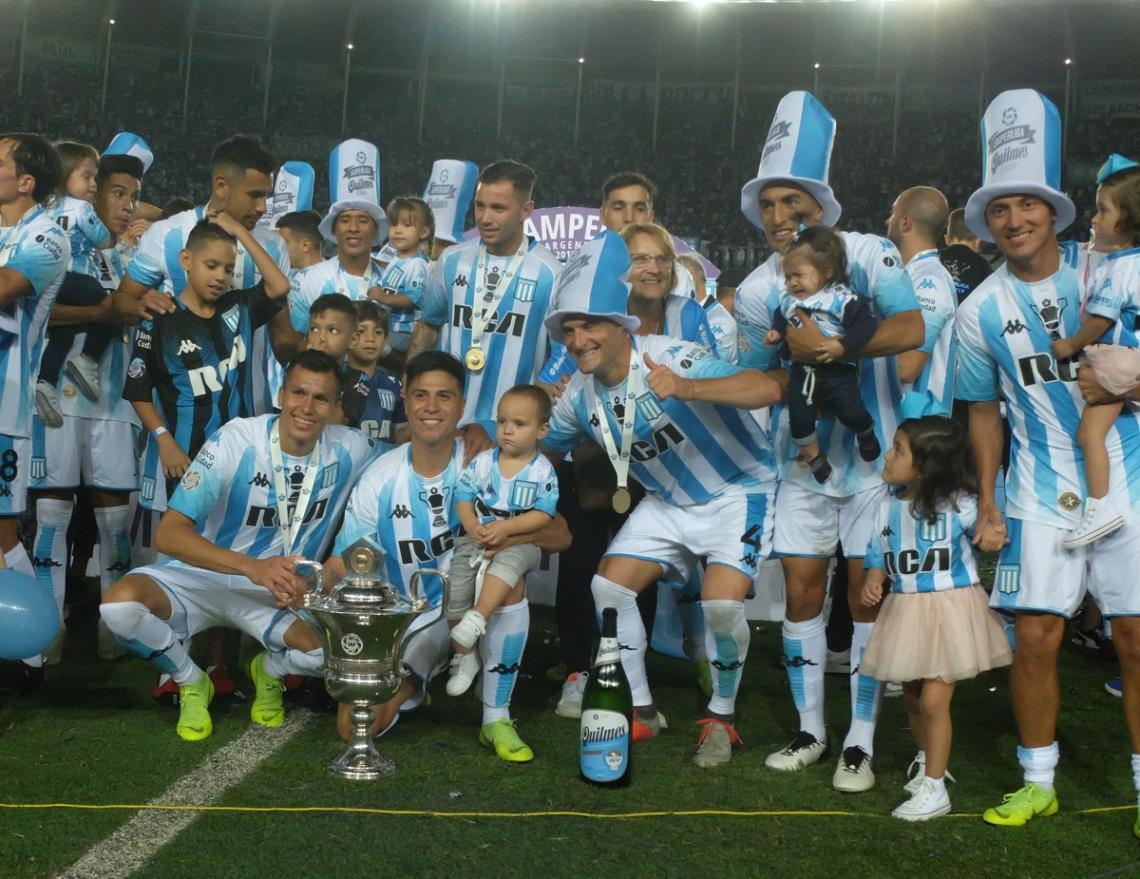 Imagen Todos quieren su foto con la copa.