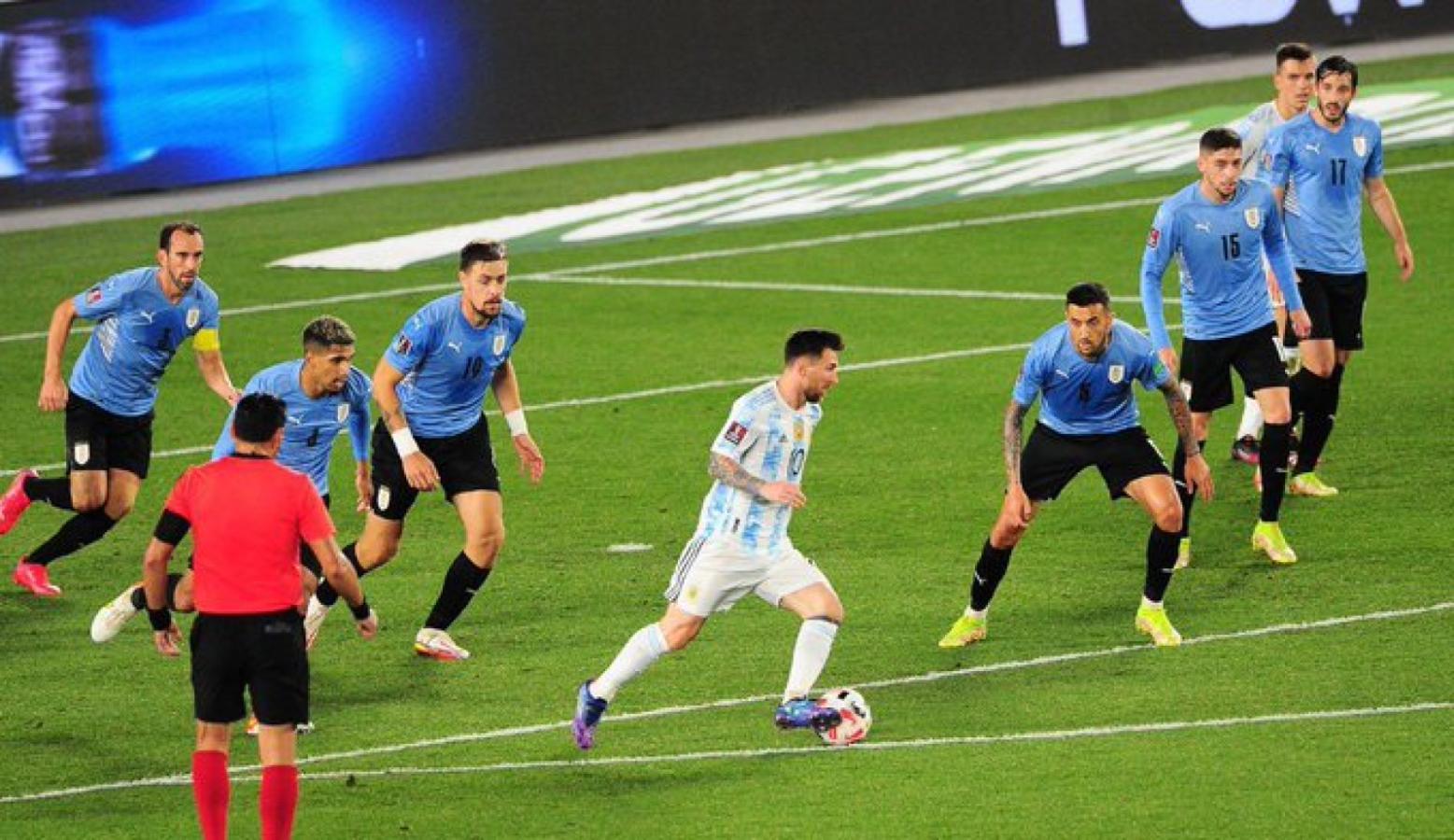 Imagen Argentina y Uruguay en el Monumental, una imagen que se repite en la historia