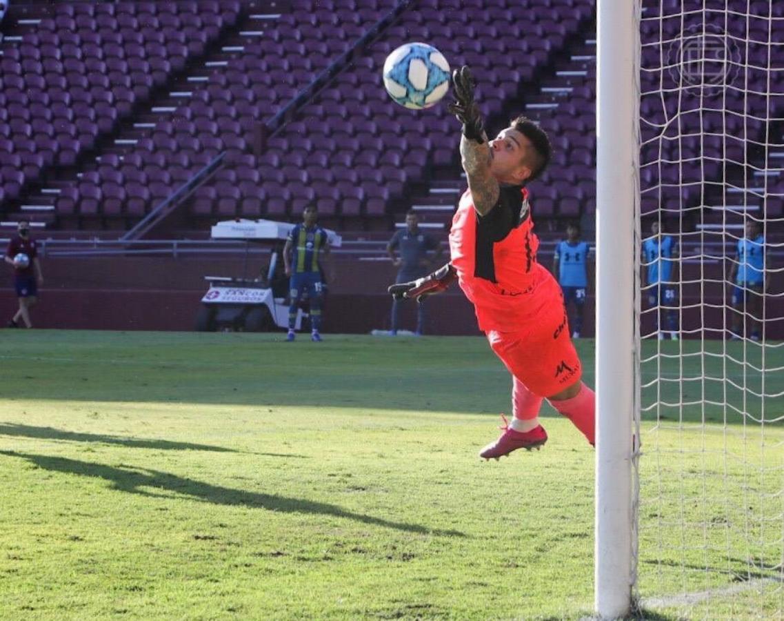 Lucas Acosta y una volada espectacular para salvar su valla. El arquero de Lanús fue la figura.