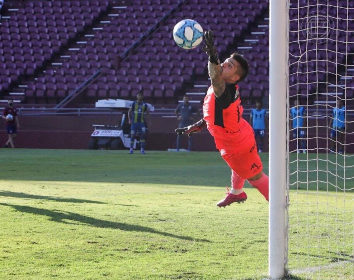 Imagen Lucas Acosta y una volada espectacular para salvar su valla. El arquero de Lanús fue la figura.