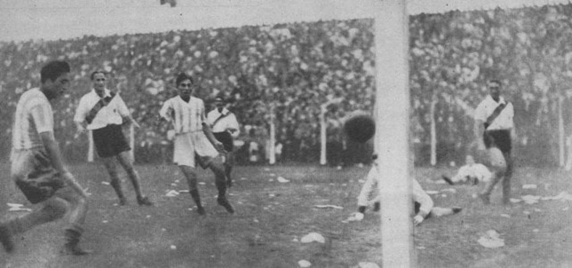 Imagen Tercer gol de Racing, a los 10 minutos. También Godoy encabezó el avance, con un pase a Fandiño, el que puso en juego al Chueco. Realizó éste un tiro bajo hacia el centro. Devizia estaba allí e hizo el gol.