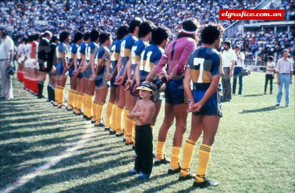 INDIFERENCIA. "Se jugaba Boca-Huracán, durante la Guerra de las Malvinas (1982). Al entonarse el Himno Nacional, justo vi a este pibe. Por supuesto, no le dije nada: apunté y gatillé, para que fuera espontánea. El padre de este pibe se enteró de la exposición porque un hermano suyo lo llamó desde Trelew, Chubut, diciéndole que había visto la foto por televisión. Al otro día vinieron a la exposición. ¿No es realmente bonita?"