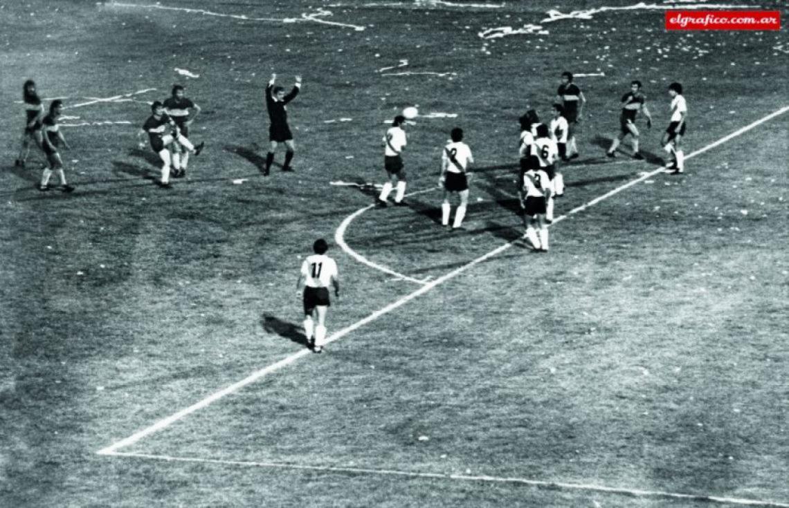 Imagen Una de las fotos de El Gráfico en el momento en que Suñé impacta la pelota. El partido se disputó en cancha de Racing y lo que se jugaba era la final del Nacional de 1976 entre Boca y River.