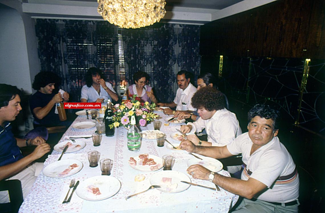 Imagen Una mesa bien servida y los comensales rindiéndole honor. Guillermo Blanco, Maradona, Kempes, doña Eglis Chiodi de Kempes, don Mario Kempes, Eduardo Rafael, Jorge Cyterszpiler y don Diego Maradona. Falta doña Tota, la responsable de las ravioletas que provocaron admiración.