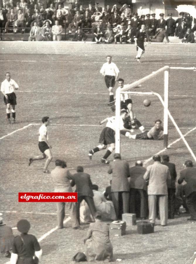 Imagen Su histórico gol a Inglaterra en 1953. Al término de una magistral acción individual. Ernesto Grillo ha rematado desde un ángulo sumamente difícil para batir a Ditchburn con un tiro a media altura.