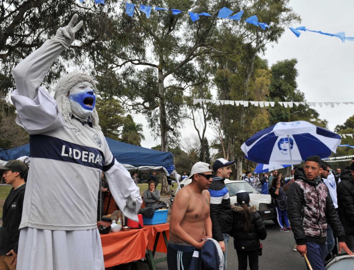 Imagen El delirio de los hinchas por la llegada de Maradona. Se vivió un clima festivo, como si fuese un día de partido.