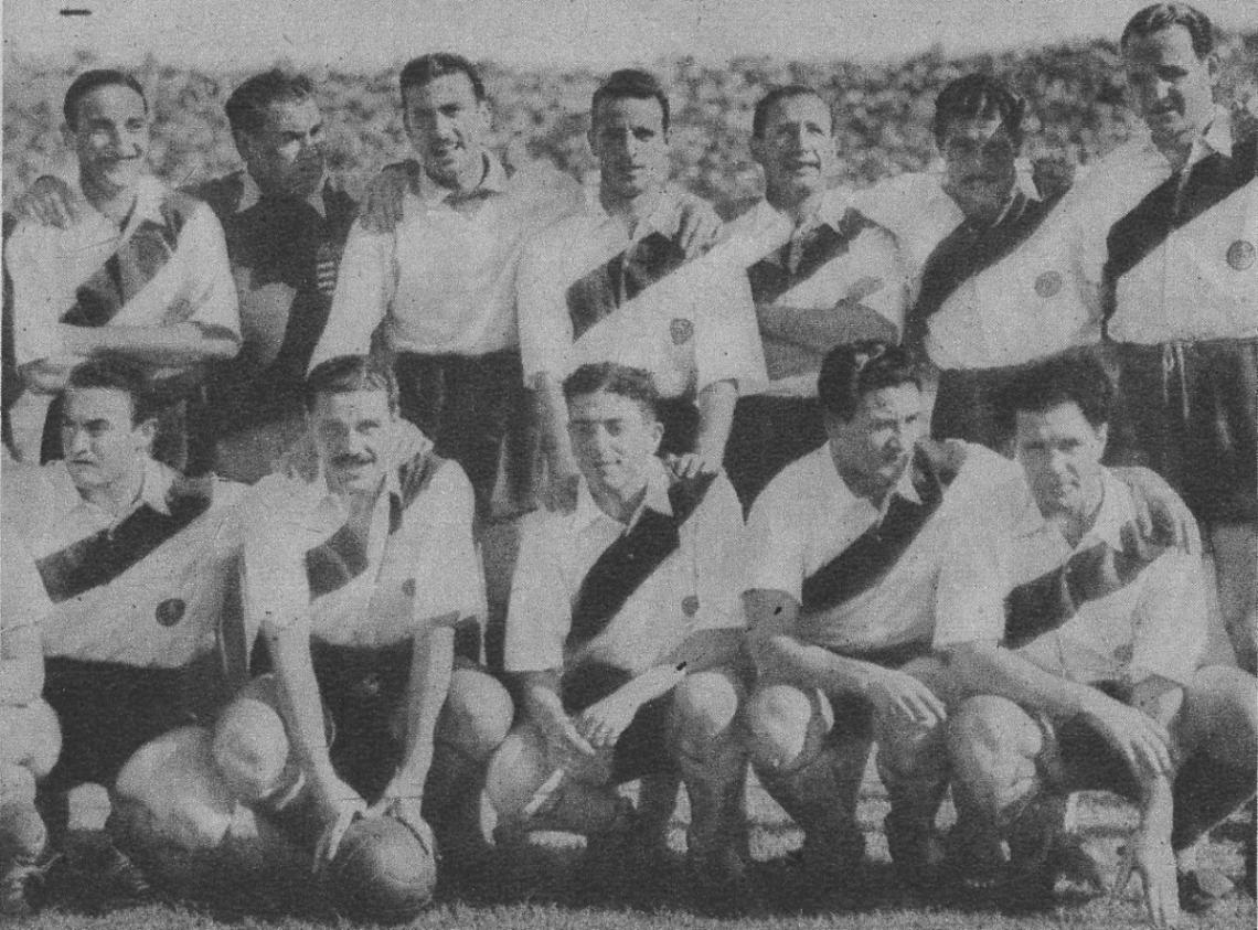 River Plate, que perdió en su cancha por 1 a 2. Parados: Vaghi, Platko, entrenador; Rodríguez, Filippo, Minella, Ramos y Santamaría. Agachados: D'Alessandro, Moreno, Labruna, Pedernera y Peucelle.
