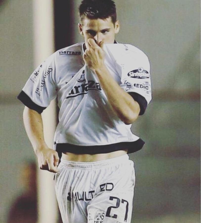 Imagen Calleri y su eterno amor por All Boys, retratado en este beso al escudo albo.