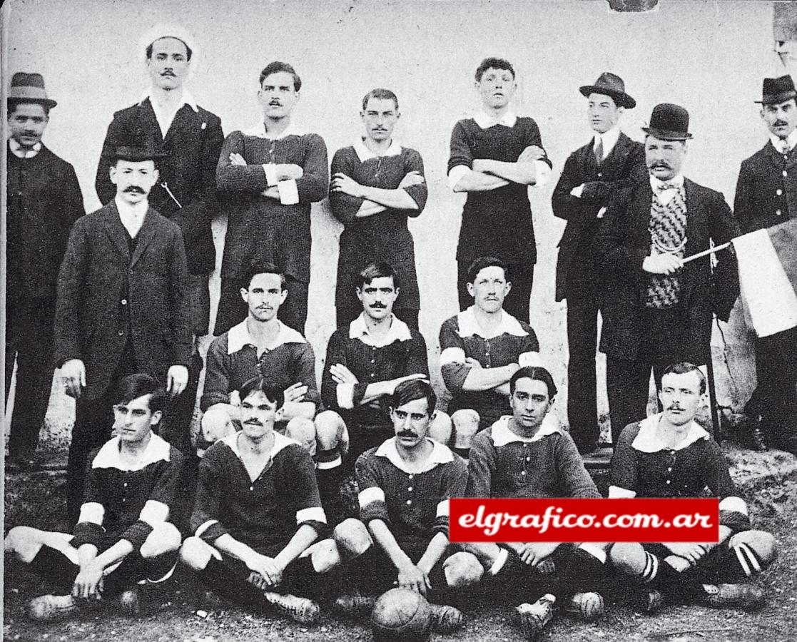 Imagen Cuadro de tercera división, año 1908, finalista de las copas "El Diario" y "Campeonato". Atrás, de pie: Pedro Pellerano (referee), Tomás Cafferata, Florencio Romero y Miguel Larralde. En el centro: Carlos Moretti, Balbino Ochoa y Amadeo Larralde (capitán). Abajo: Santiago García, Juan Collazo. Manuel Deluchi. Branlio Ibáñez y Germán Bidaillac.