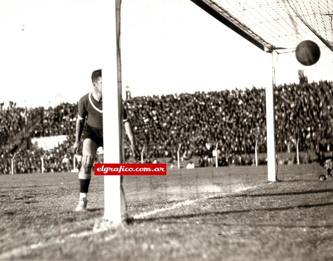 Imagen La valla del combinado uruguaya cae por tercera vez. En esta ocasión nada pude hacer Besuzzo, porque el autor del tanto, Fidel, lo engañó hábilmente, amagando de derecha para luego shotear de izquierda.