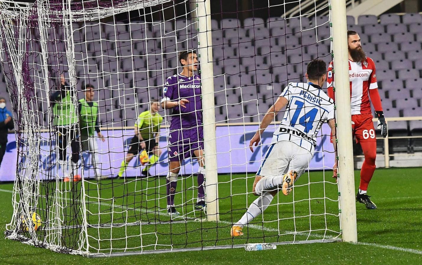 Imagen Centro de Hakimi y gol de Perisic. Inter ganó 2-0 y llegó a la cima