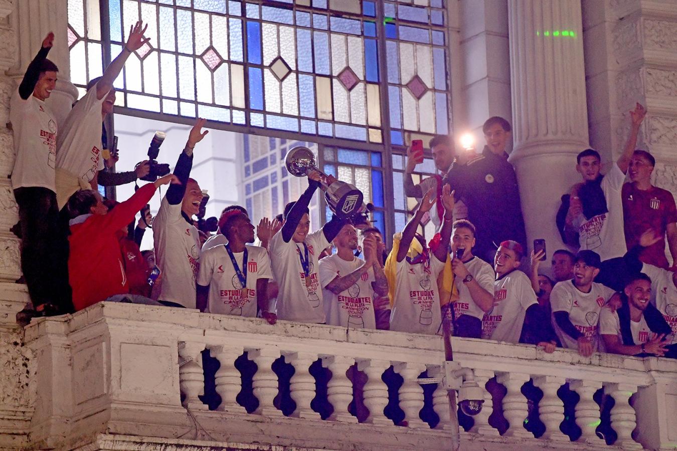Imagen Los campeones y el trofeo llegaron a La Plata.