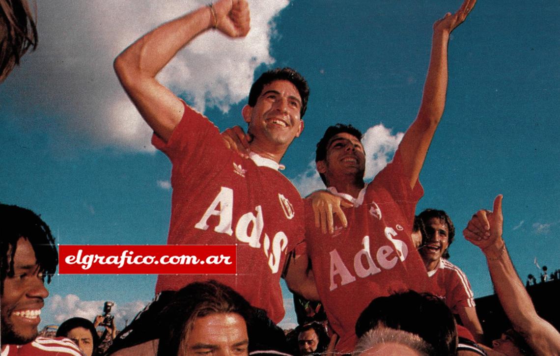 Imagen La vuelta al fútbol en un título. Perico Pérez y Gustavo López la disfrutan en andas, Usuriaga sonríe. Independiente campeón.