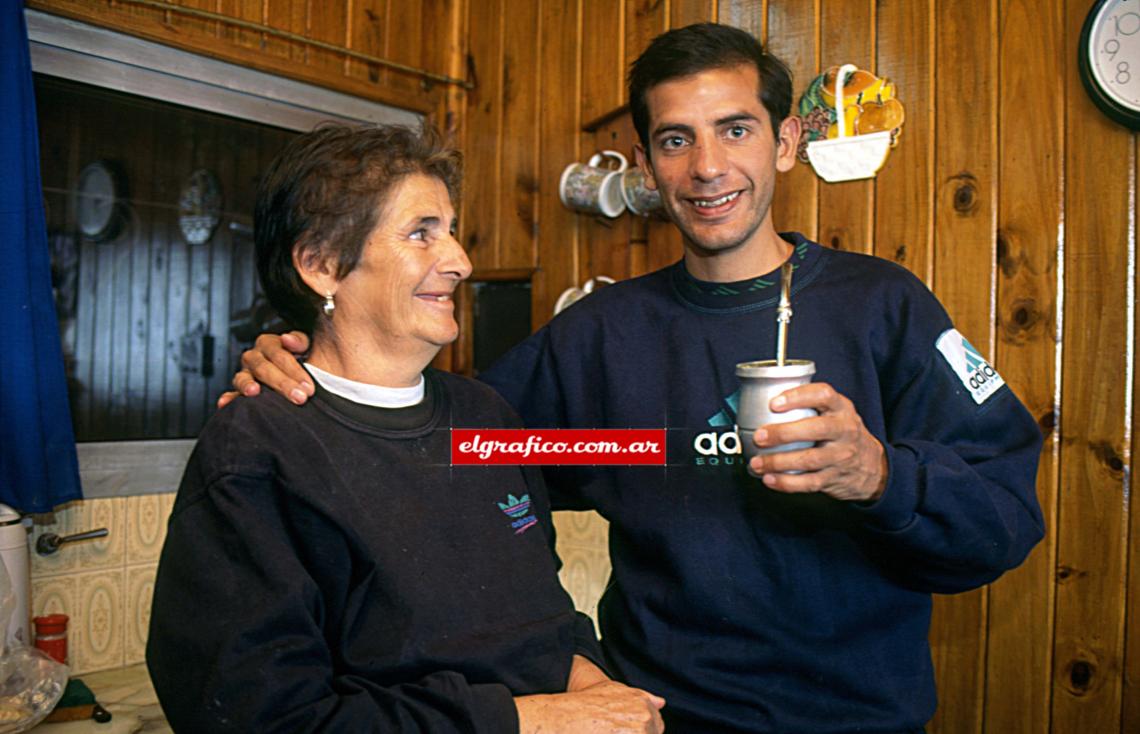 En la intimidad de su casa, con sus mamá Ramona, compartiendo un mate.