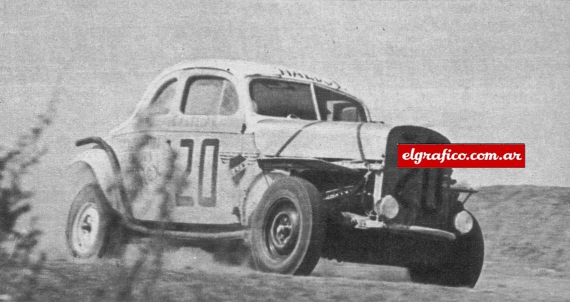 Va el coche conducido por R. Castelli, el volante surgido en el último Gran Premio y que en esta competencia del Jorge Newbery de Venado Tuerto conquistó un buen cuarto lugar en la clasificación general. Por pagos santafecinos e siente mucho la falta de lluvias.