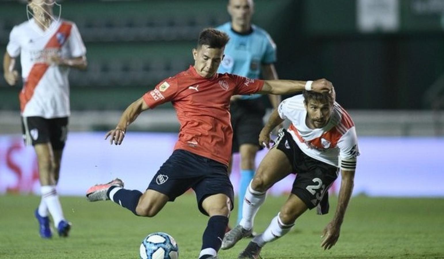Imagen Alan Velasco hizo un doblete en el triunfo del Rojo ante River, con Berón como DT interino.