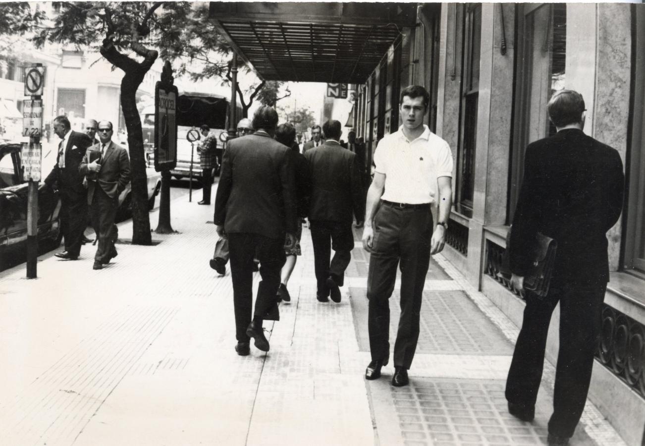 Imagen Beckenbauer posó para la lente de El Gráfico, en pleno centro porteño, hacia 1966.