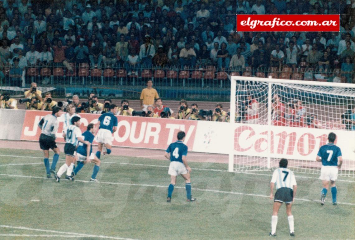 Caniggia, Maradona, Burruchaga y los pobres tanos miran cómo la pelota entra al arco italiano tras el cabezazo del Pájaro que, por una tonta amarilla, se perdió la final del Mundial.