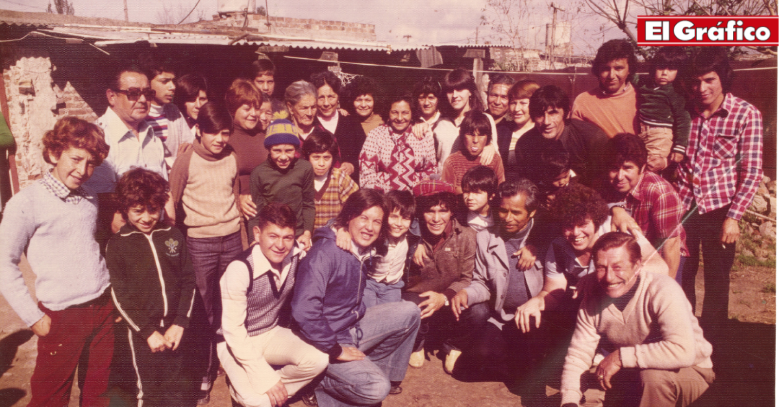 Imagen Guillermo Blanco, Diego Maradona, su familia y vecinos de Villa Fiorito, en la casa natal del Diez.