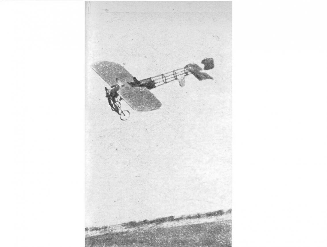 Imagen En pleno vuelo se ve aquí al aeroplano de Bartolomé Cattaneo, sobre el campo de la Sociedad Sportiva, en Palermo. El cuerpo, del piloto quedaba casi totalmente descubierto. De esos aviadores si puede afirmarse que "todos fueron valientes'