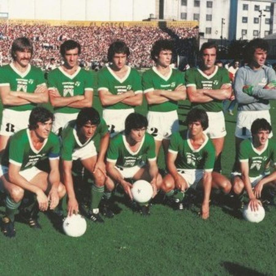 Imagen Ferro 81-82. Arriba: Carlos Arregui, Gómez, Garré, Cúper, Rocchia y Barisio. Abajo: Saccardi, Juárez, Cañete, Jiménez y Crocco.