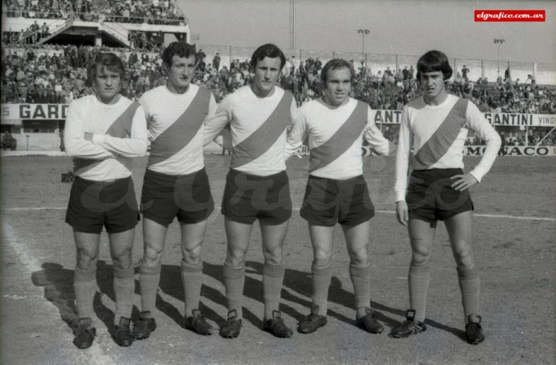 El fotógrafo Eduardo Forte retrata a Héctor Pignani, Carlos Della Savia, Víctor Marchetti, Daniel Onega y suma a un suplente que ese día debutaría: Norberto Alonso. Histórico.