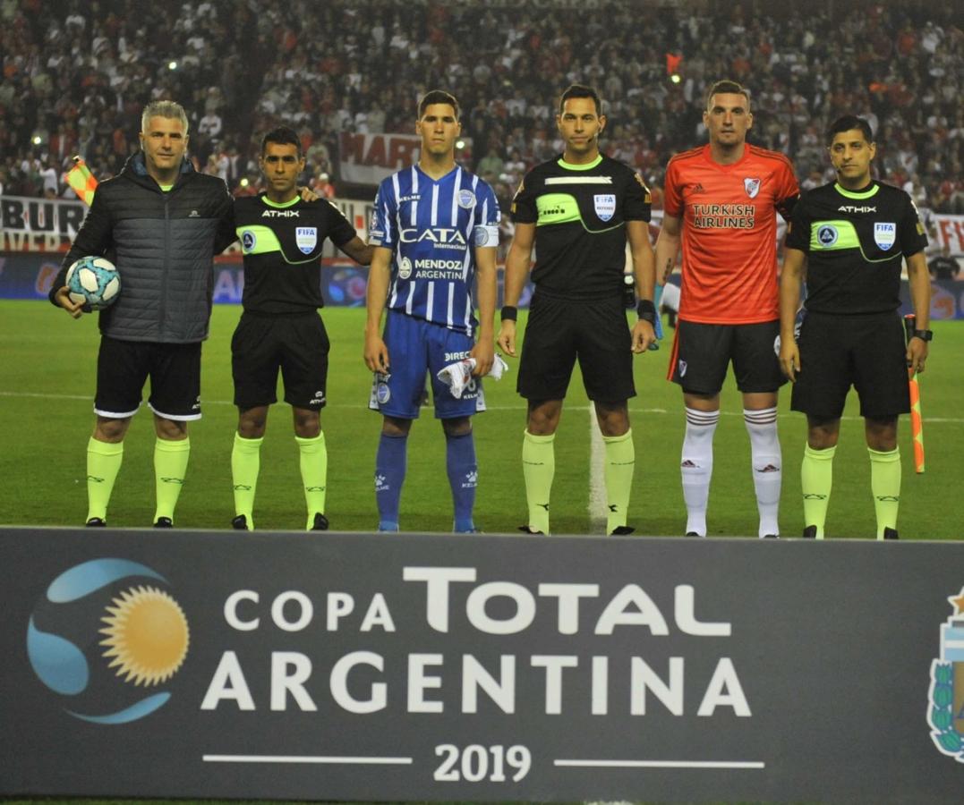 Imagen Los capitanes posan con los árbitros, el partido está por empezar.