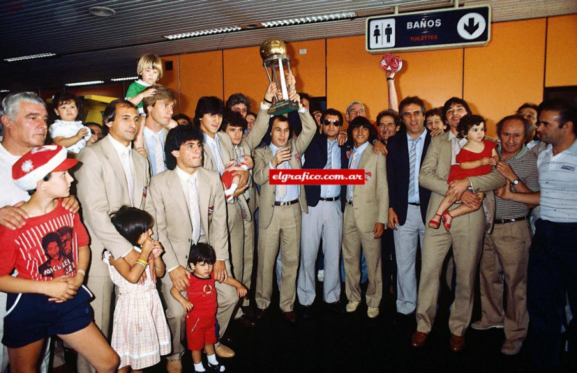Imagen En Ezeiza mostrando a su llegada Buenos Aires la Intercontinental 1984, la segunda de Independiente.