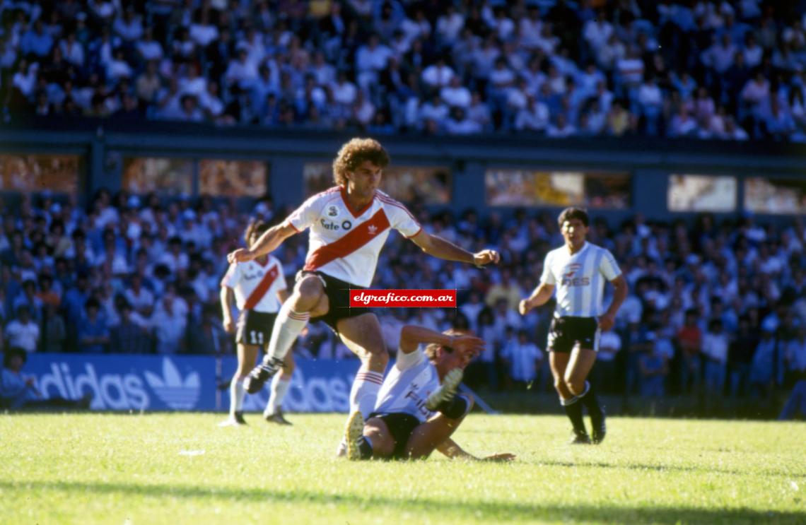 Imagen Su palmares en River es destacable. Ganó el Campeonato 85/86, la Copa Libertadores de 1986, la Intercontinental del mismo año y la Interamericana de 1987.
