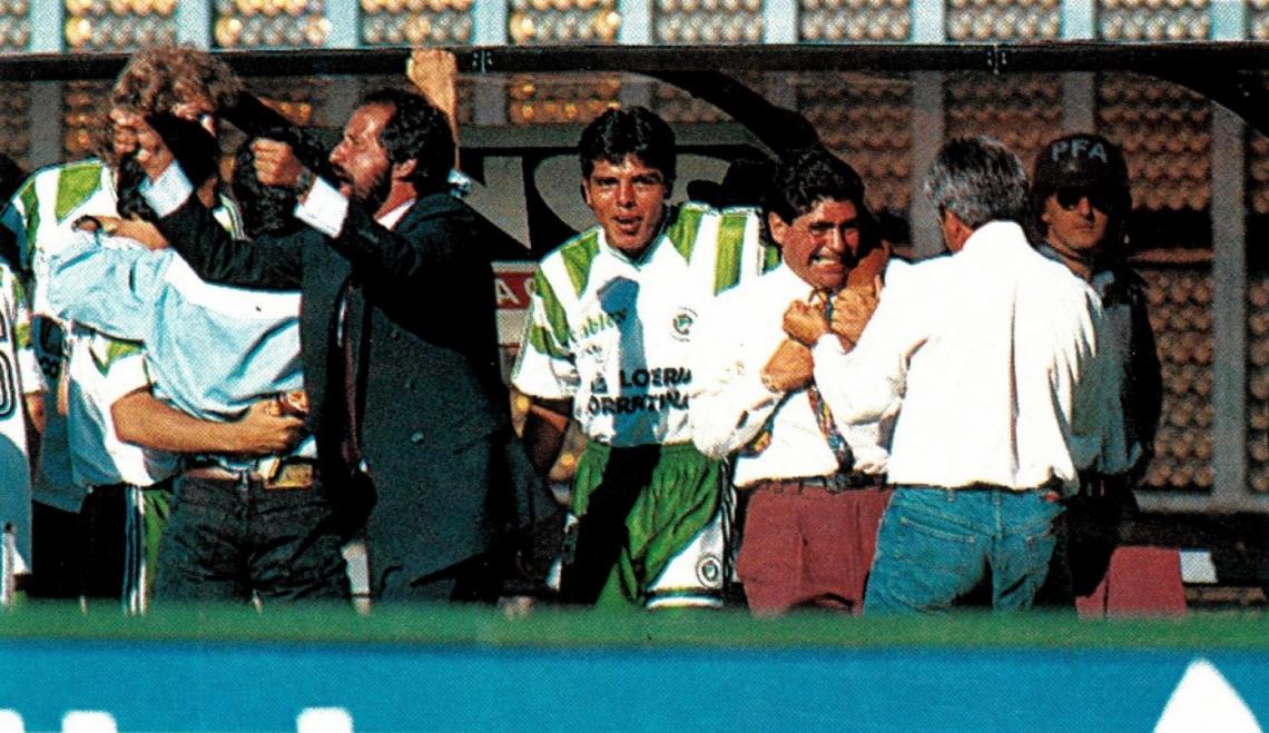 Diego Maradona y sus colaboradores festejan el 2 a 0.